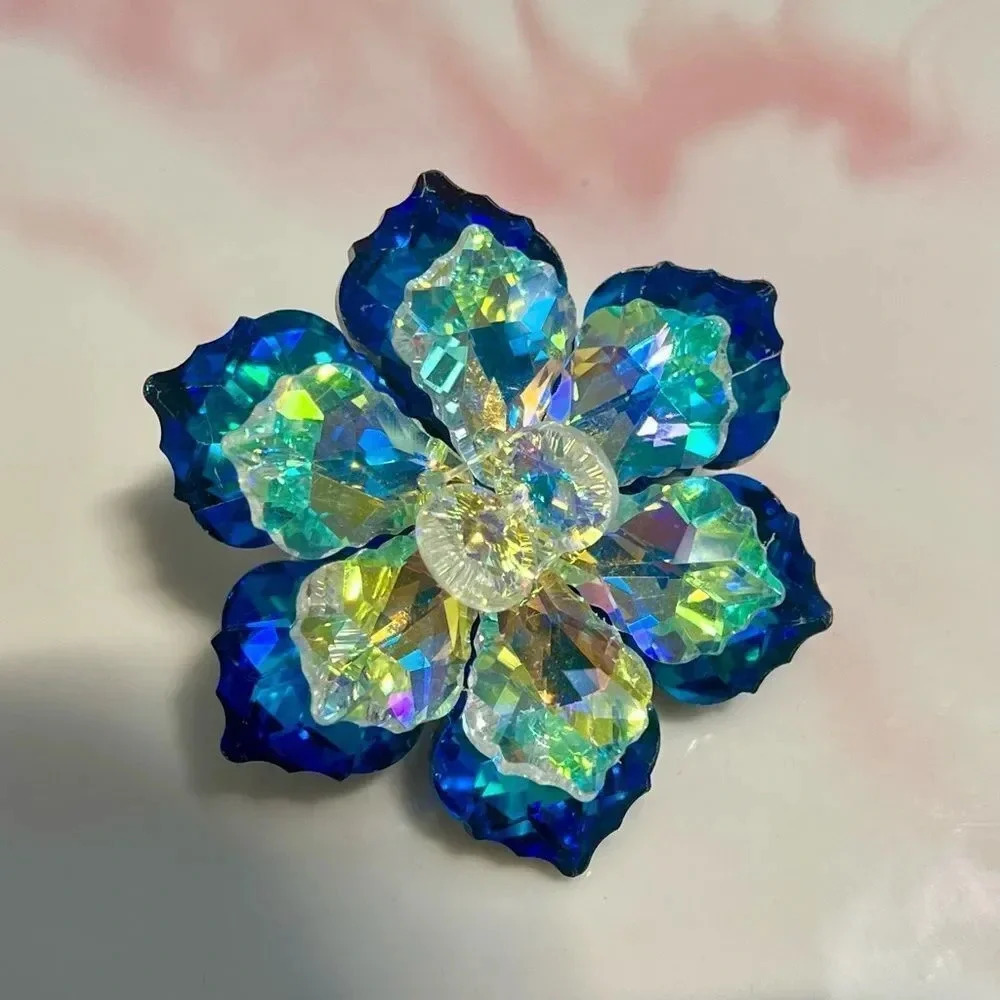 VQ Flower Brooch - Picture 9 of 9